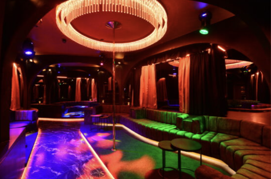 BAROQ Gentlemen's Club Wien – Lounge mit Kronleuchter